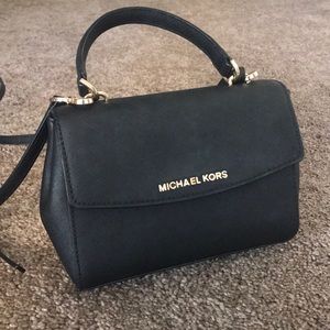 Michael Kors Adjustable Crossbody Bag w/gold chain